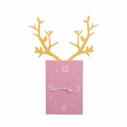 Design wandklok met houten hertengewei