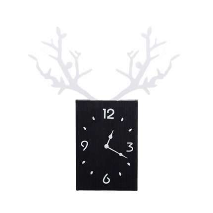 Design wandklok met houten hertengewei