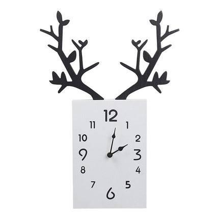 Design wandklok met houten hertengewei