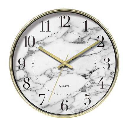 Scandinavische quartz klok met marmerlook