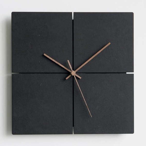 Design wandklok met vier kwadranten