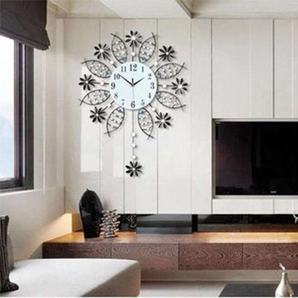 Grote metalen wandklok met bloemen
