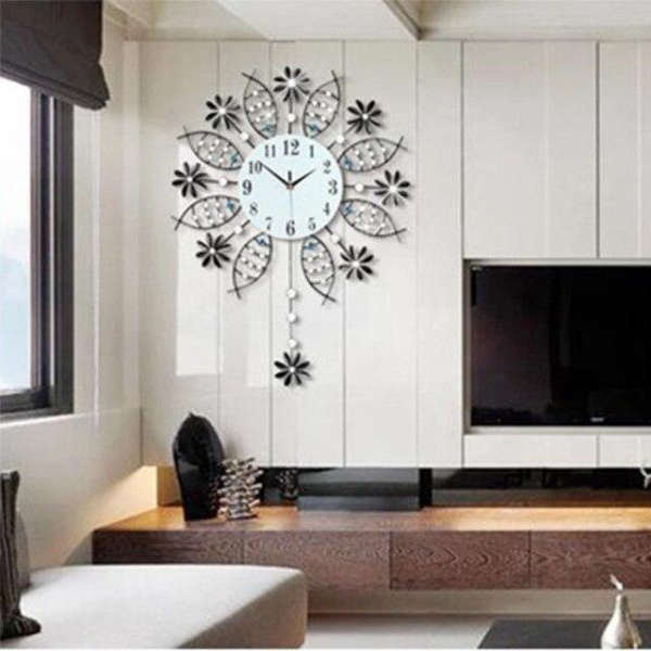 Grote metalen wandklok met bloemen