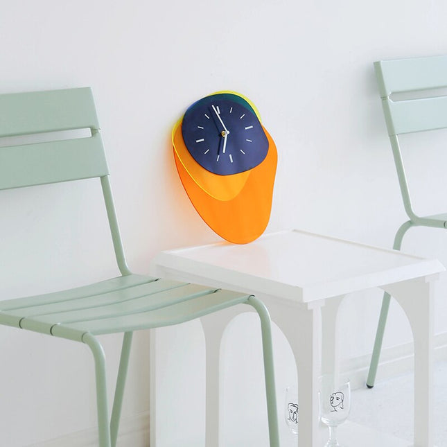 Stille kinderklok met abstracte vormen