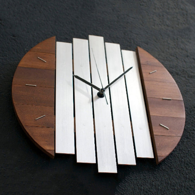 Moderne abstracte wandklok van hout