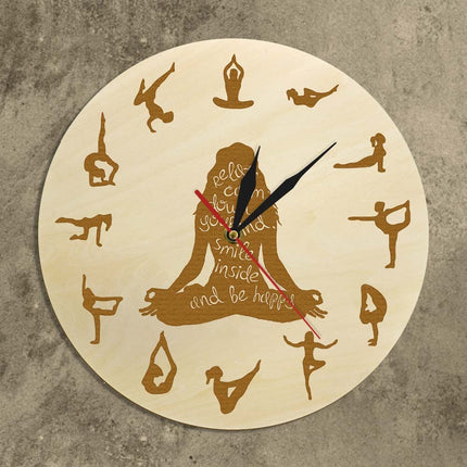 Houten wandklok met yoga posities