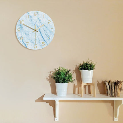 Lichtblauwe wandklok met marmerlook en goud