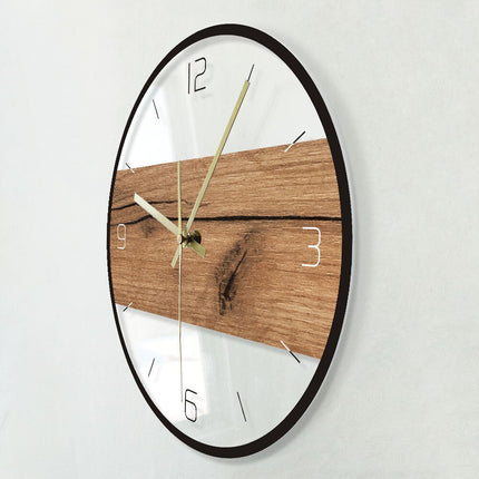 Moderne wandklok van hout en glas
