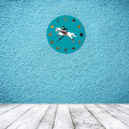 Blauwe wandklok met paardensport thema