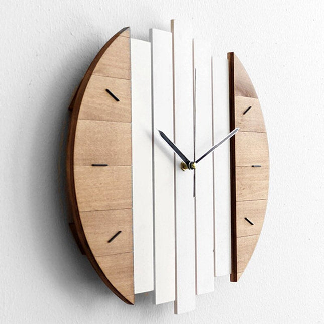 Moderne abstracte wandklok van hout