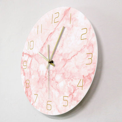 Roze wandklok met marmerlook en goud