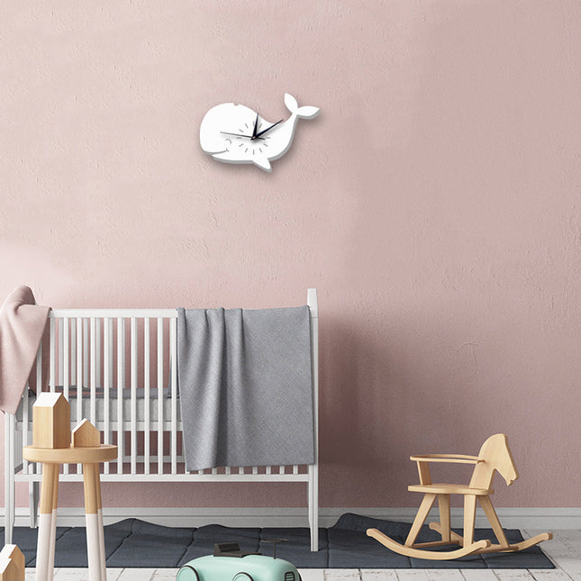 Witte Scandinavische wandklok in walvisvorm