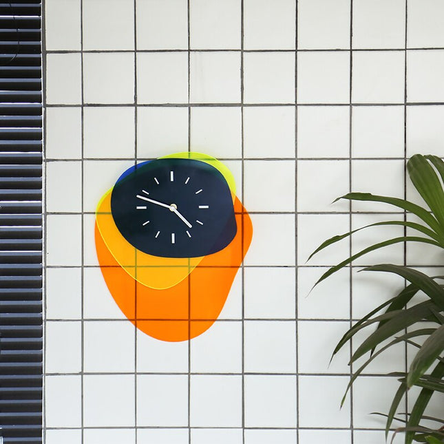 Stille kinderklok met abstracte vormen