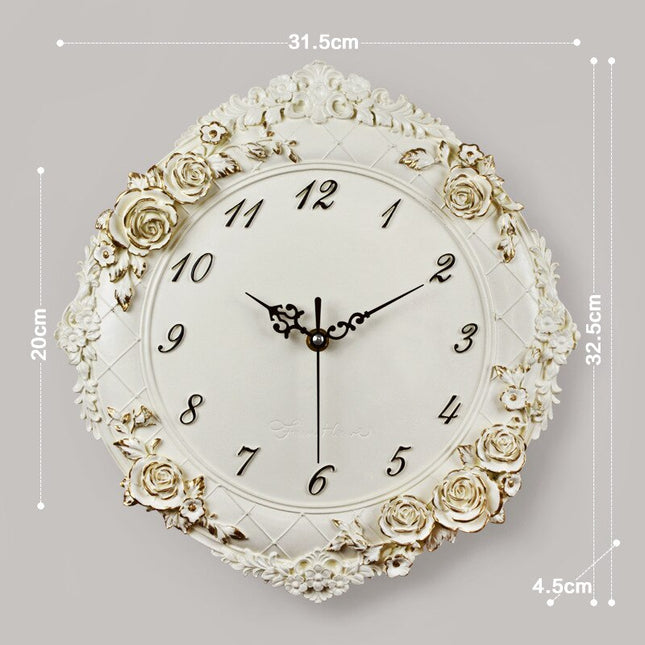 Witte romantische wandklok met rozen