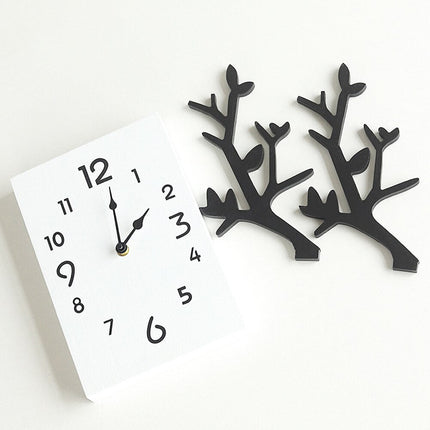 Design wandklok met houten hertengewei