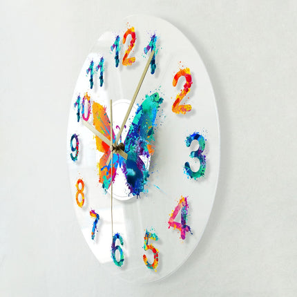 Moderne wandklok met kleurrijke vlinder