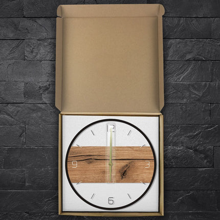 Moderne wandklok van hout en glas