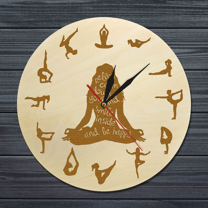 Houten wandklok met yoga posities