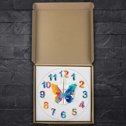 Moderne wandklok met kleurrijke vlinder