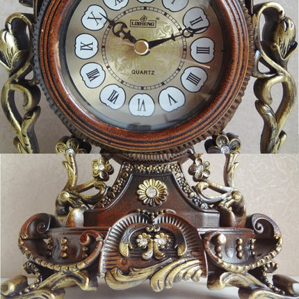 Antieke goudkleurige tafelklok met ornamenten