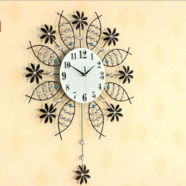 Grote metalen wandklok met bloemen