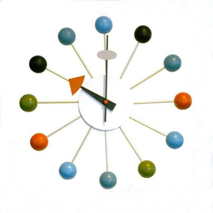 Grote wandklok met gekleurde bollen