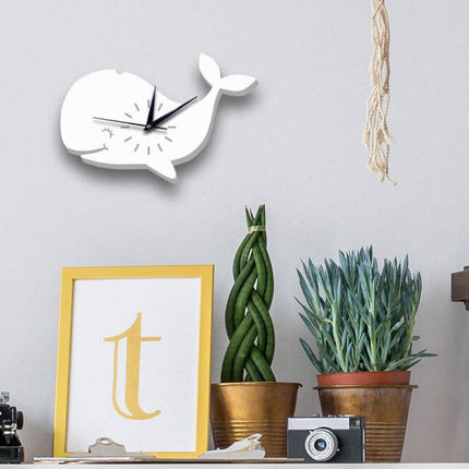 Witte Scandinavische wandklok in walvisvorm