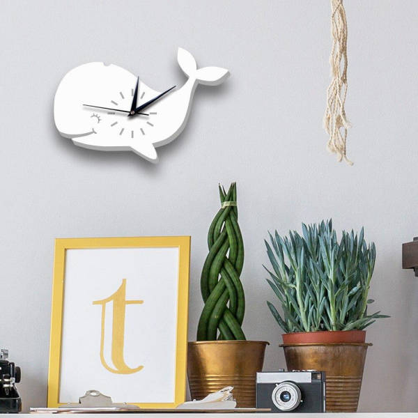 Witte Scandinavische wandklok in walvisvorm