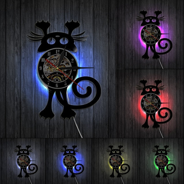 Design wandklok kat met zichtbaar uurwerk