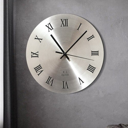 Minimalistische metalen design wandklok zilver