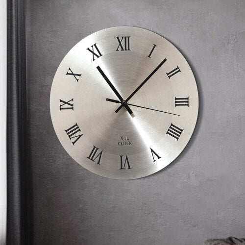 Minimalistische metalen design wandklok zilver