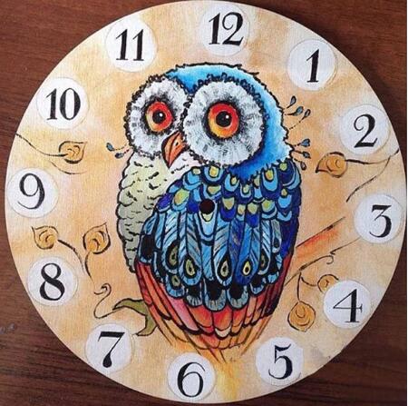 Landelijke wandklok met bloemen en gieter