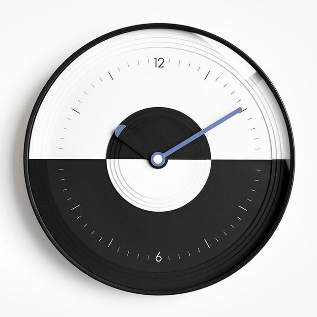 Scandinavische wandklok in Yin Yang-stijl