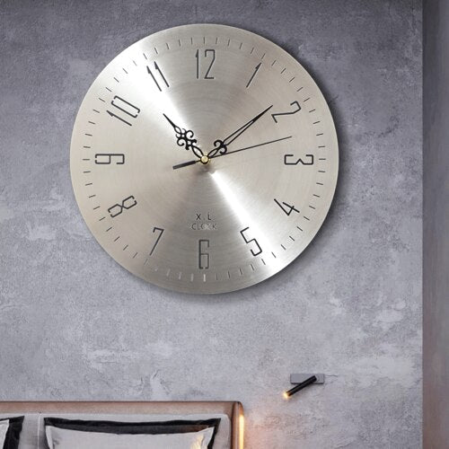 Minimalistische metalen design wandklok zilver