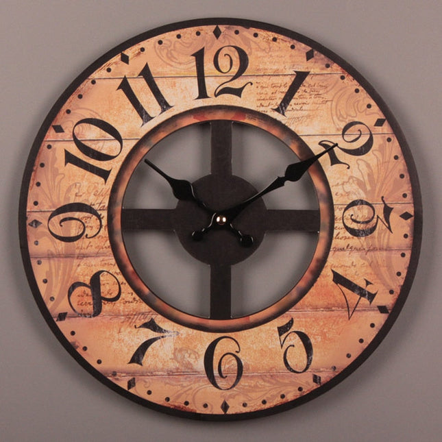 Grote houten wandklok opengewerkt design