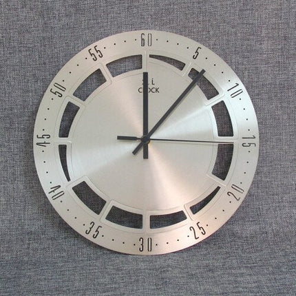 Minimalistische metalen design wandklok zilver