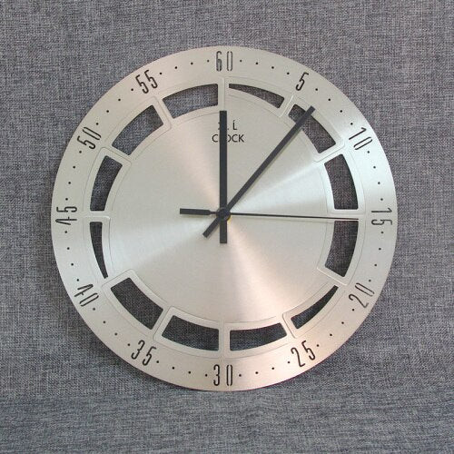 Minimalistische metalen design wandklok zilver