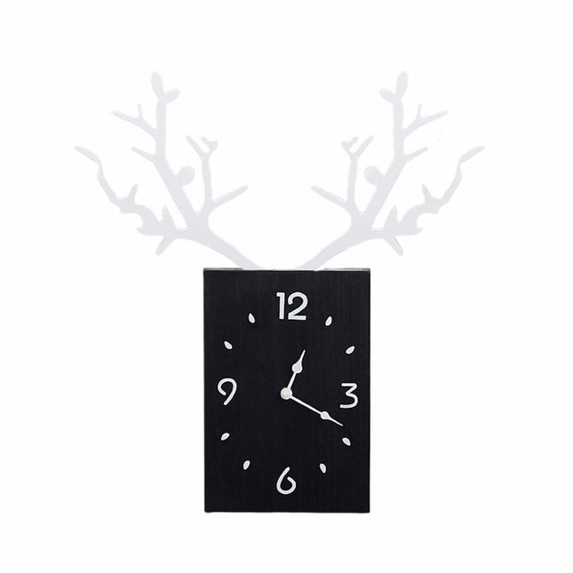 Design wandklok met houten hertengewei