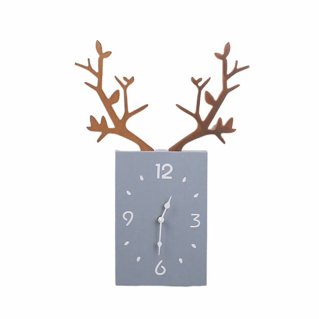 Design wandklok met houten hertengewei