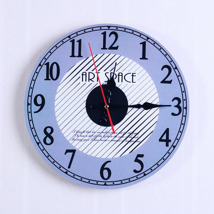 Vintage wandklok design van nummerplaten