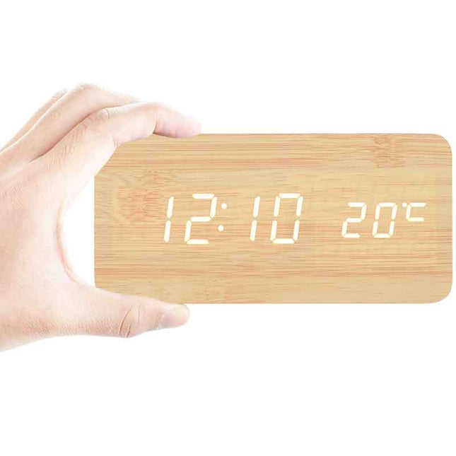 Digitale wekker met moderne houtlook