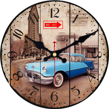 Vintage wandklok met retro auto
