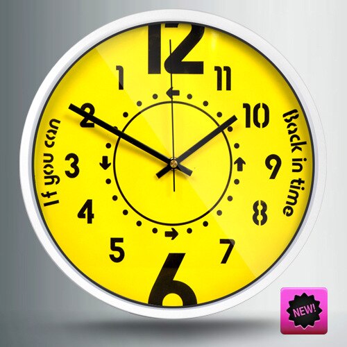 Originele achteruitlopende design wandklok