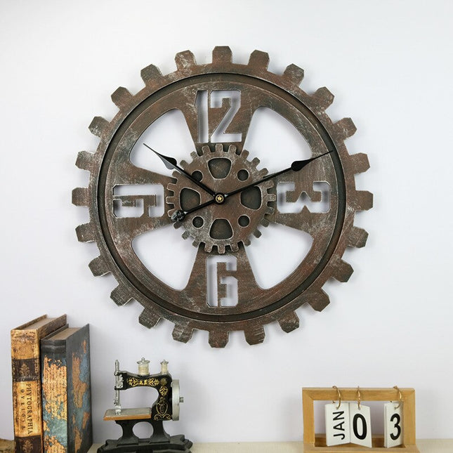 Grote wandklok industrieel in tandwielvorm