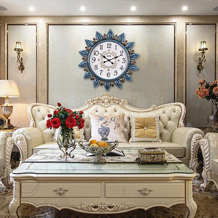 Decoratieve wandklok met zilveren bladeren