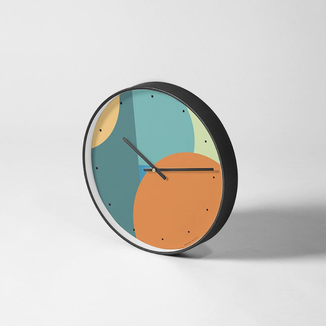 Abstracte wandklok met gekleurde cirkels