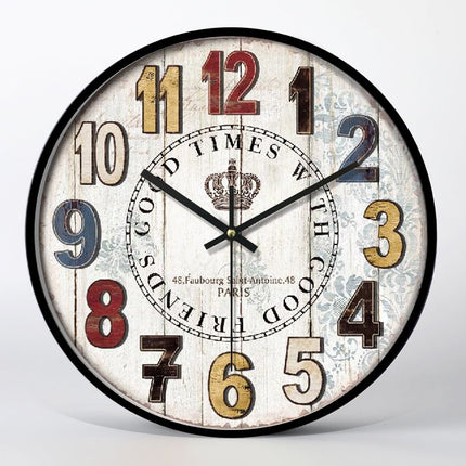 Industriële wandklok met nummerplaat design