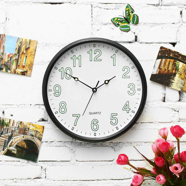 Roze wandklok lichtgevend in donker