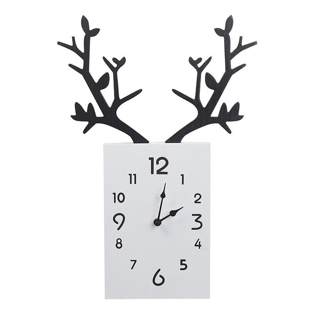 Design wandklok met houten hertengewei