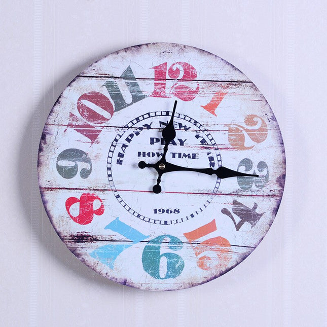 Vintage wandklok design van nummerplaten